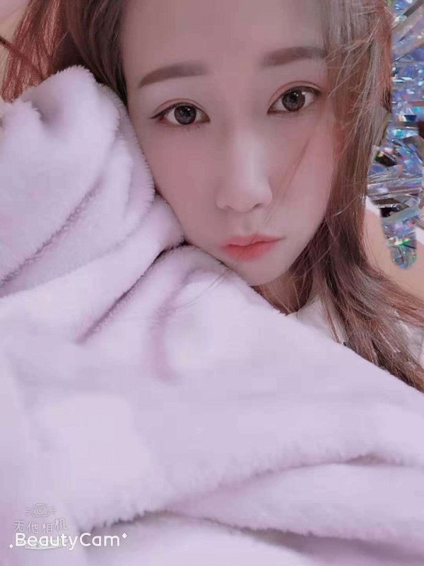 温柔美腿小美女